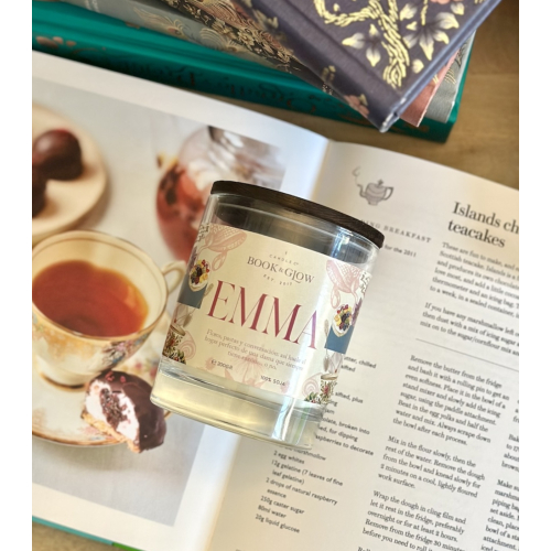 Book and Glow - *Austen* - Vegane Sojakerze - Emma