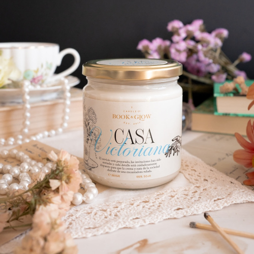 Book and Glow – *The Archives* – Sojakerze – Viktorianisches Haus