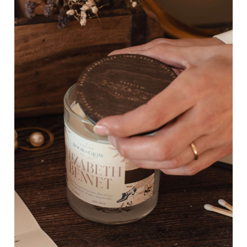 Book and Glow - *Remarkable Worlds* - Vegane Sojakerze - Elizabeth Bennet