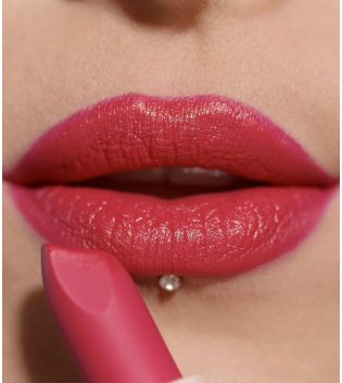 Revolution – Satin-Lippenstift Lip Allure - Material Girl Wine